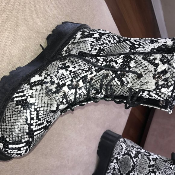 Pretty Little Thing Boots - Picture 2 of 3